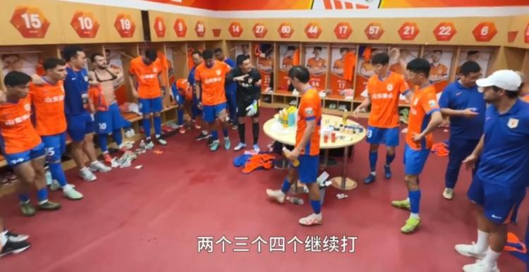 王大雷半场休息时喊话队友：两个、三个、四个继续打！